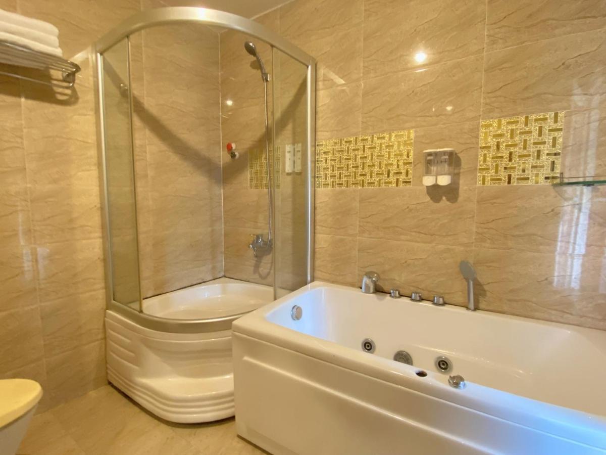 Crowne Bui Vien Hotel โฮจิมินห์ซิตี้ ภายนอก รูปภาพ